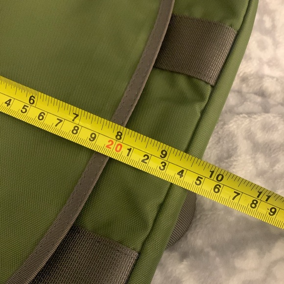 Timbuk2 green Padded Adjustable Strap Laptop Bag. 13x9.5x1 - Picture 9 of 9